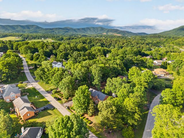 24 Queen Regent CT, Blue Ridge, VA 24064