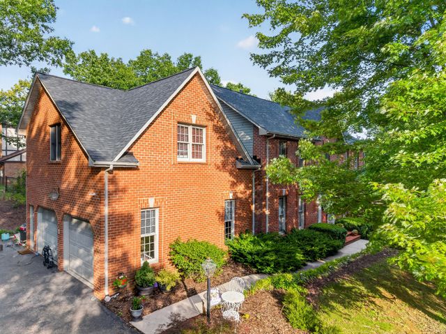 24 Queen Regent CT, Blue Ridge, VA 24064