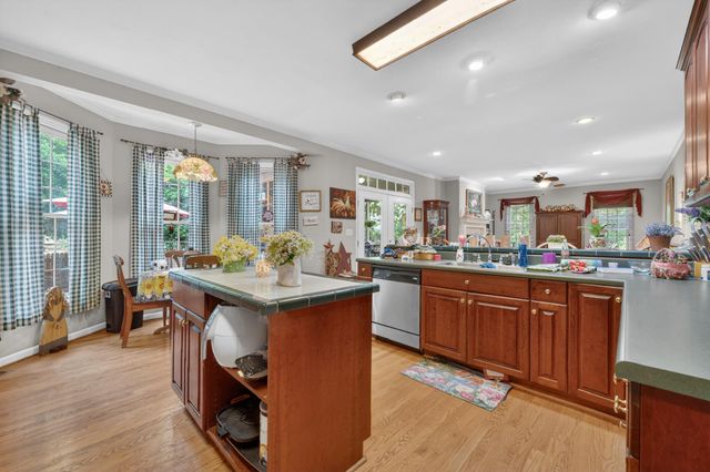 24 Queen Regent CT, Blue Ridge, VA 24064