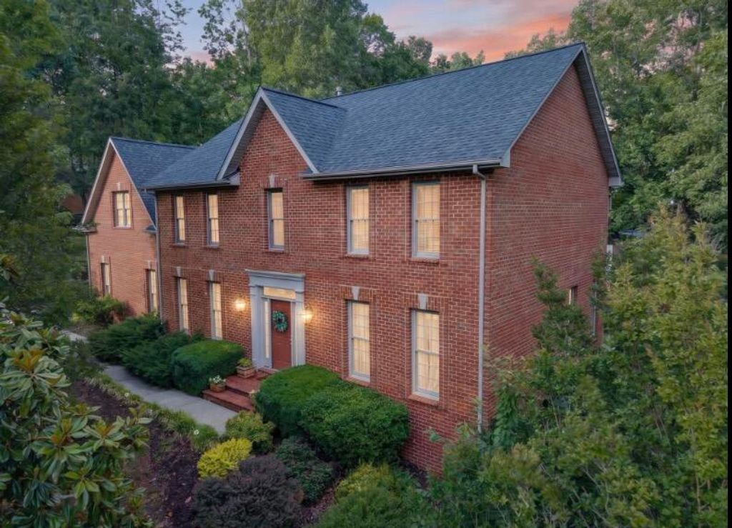 24 Queen Regent CT, Blue Ridge, VA 24064