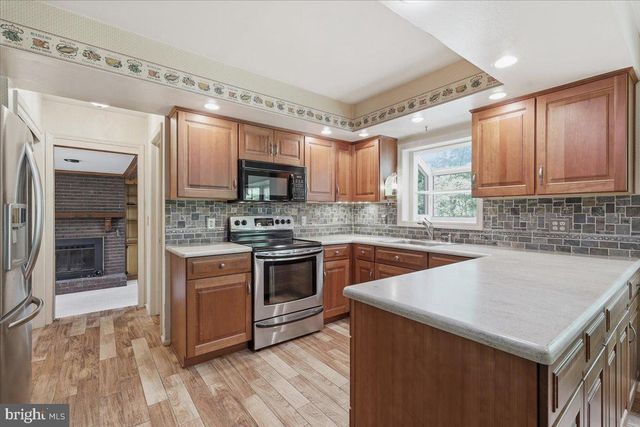 28 FOREST LANE, Ewing, NJ 08628