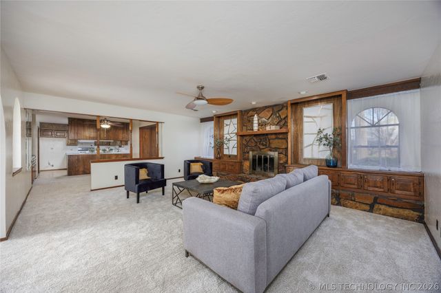 1801 Rolling Hills Place, Bartlesville, OK 74006