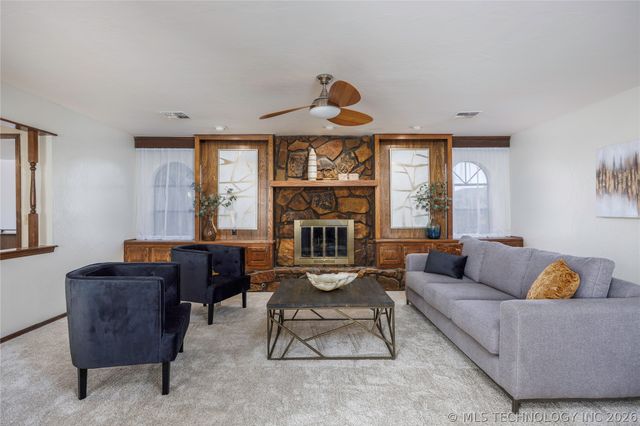 1801 Rolling Hills Place, Bartlesville, OK 74006