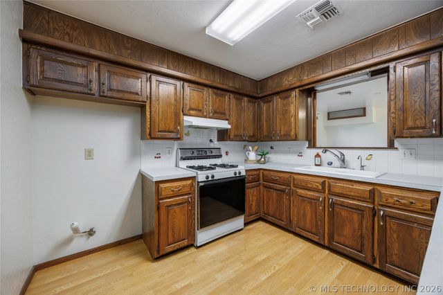 1801 Rolling Hills Place, Bartlesville, OK 74006