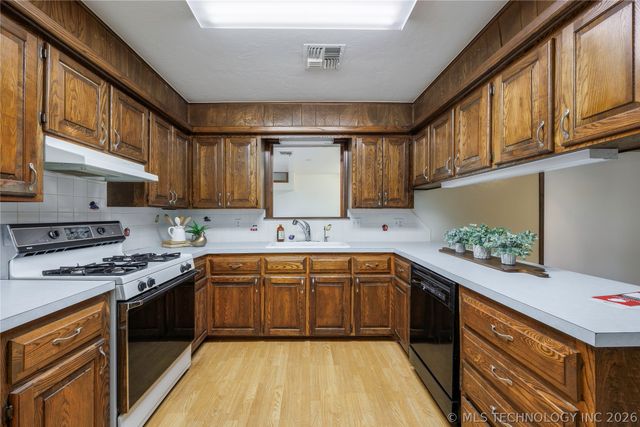 1801 Rolling Hills Place, Bartlesville, OK 74006