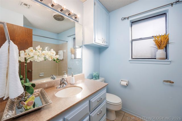 1801 Rolling Hills Place, Bartlesville, OK 74006