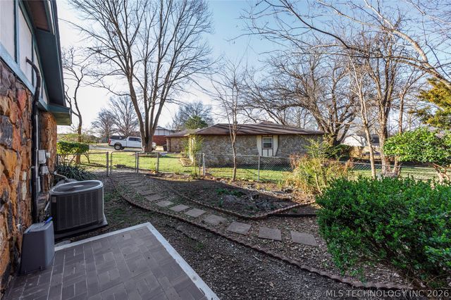 1801 Rolling Hills Place, Bartlesville, OK 74006