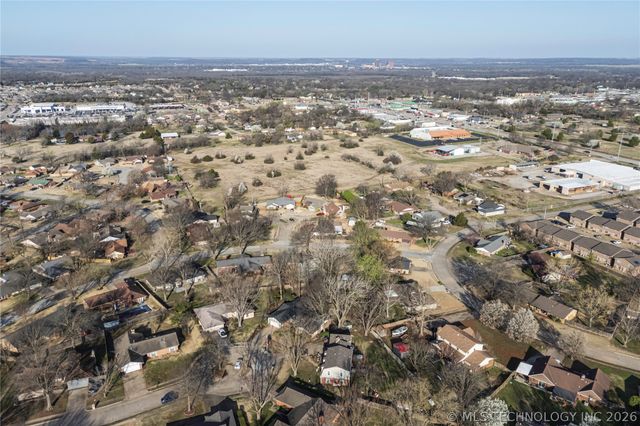 1801 Rolling Hills Place, Bartlesville, OK 74006