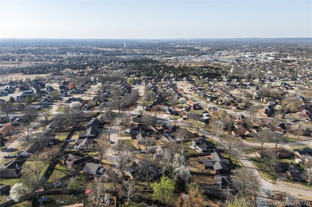 1801 Rolling Hills Place, Bartlesville, OK 74006