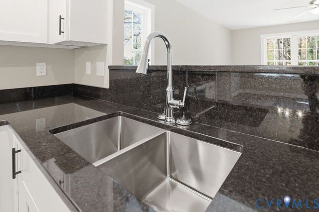 230 Glen St, West Point, VA 23181