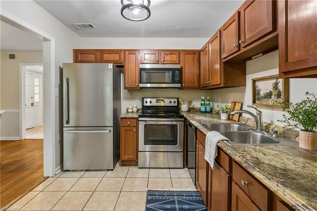 391 Circuit Ln Unit F, Newport News, VA 23608