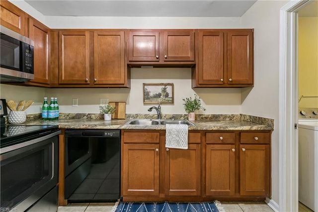 391 Circuit Ln Unit F, Newport News, VA 23608