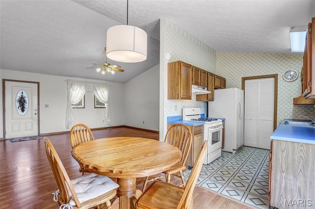 212 Meadow Drive, Troy, IL 62294