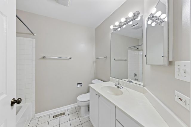 1922 Heron Avenue B, Schaumburg, IL 60193