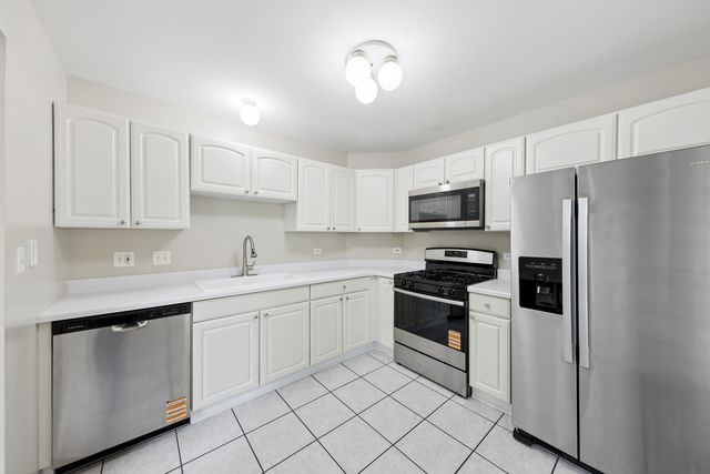 1922 Heron Avenue B, Schaumburg, IL 60193