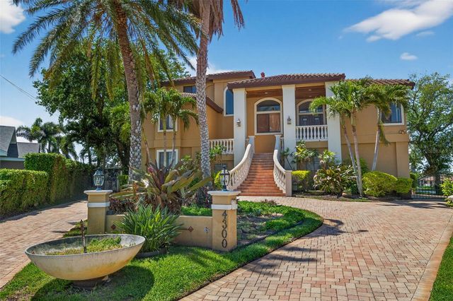 4300 13TH WAY NE, St Petersburg, FL 33703