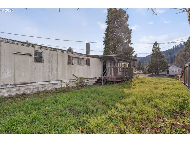 47521 SCHOOL St, Oakridge, OR 97463