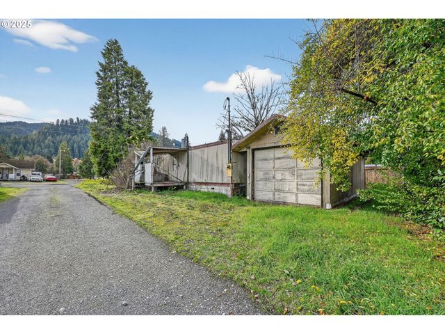 47521 SCHOOL St, Oakridge, OR 97463