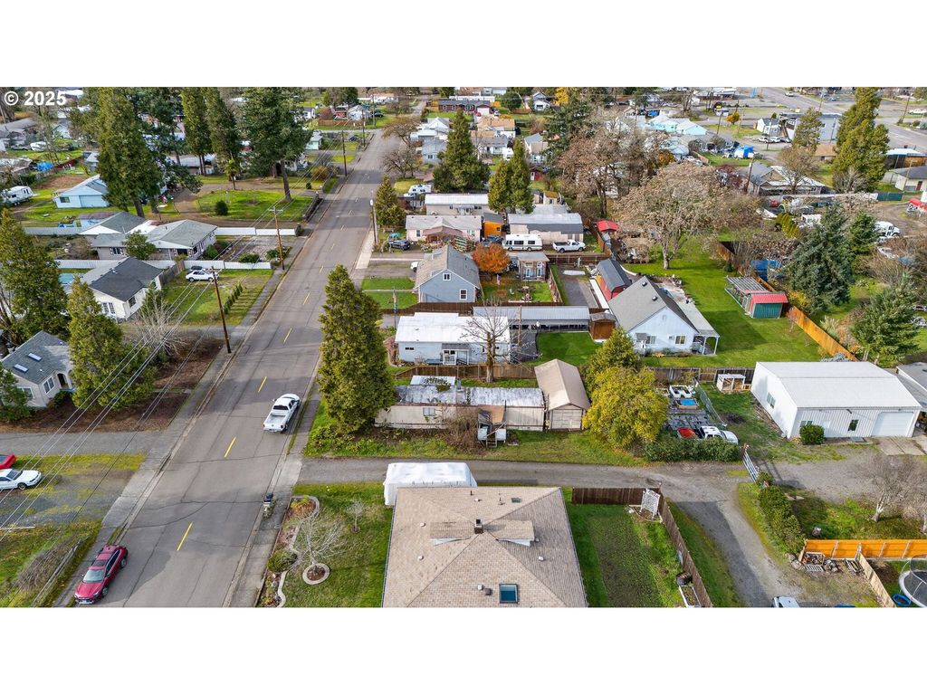 47521 SCHOOL St, Oakridge, OR 97463