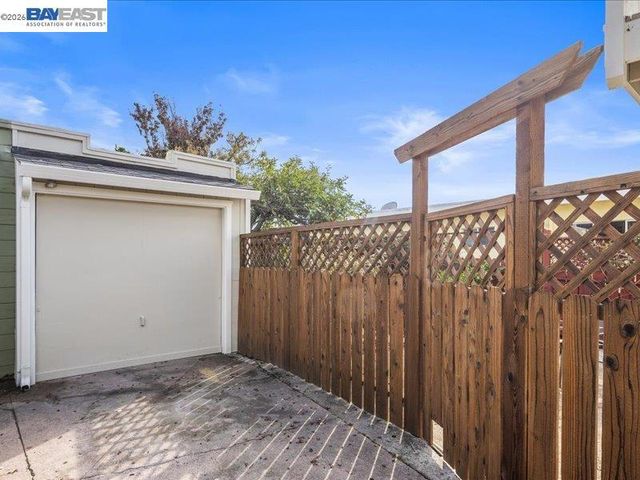 2924 Morcom Ave, Oakland, CA 94619