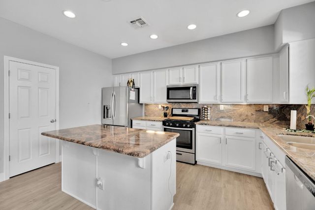 615 Watercolor Ln, West Sacramento, CA 95605