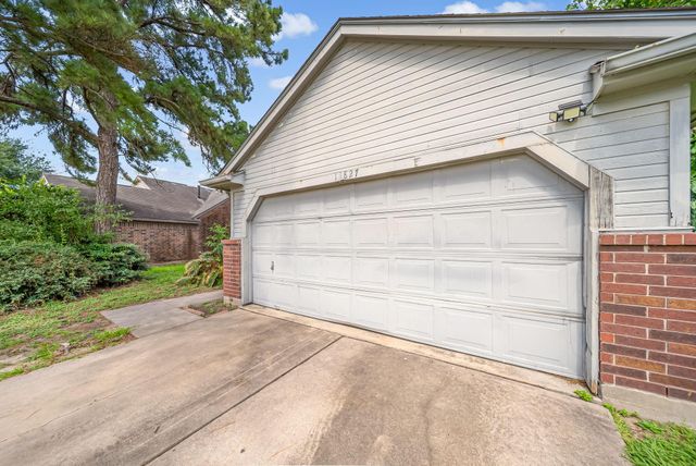 13827 Hallfield Drive, Houston, TX 77014