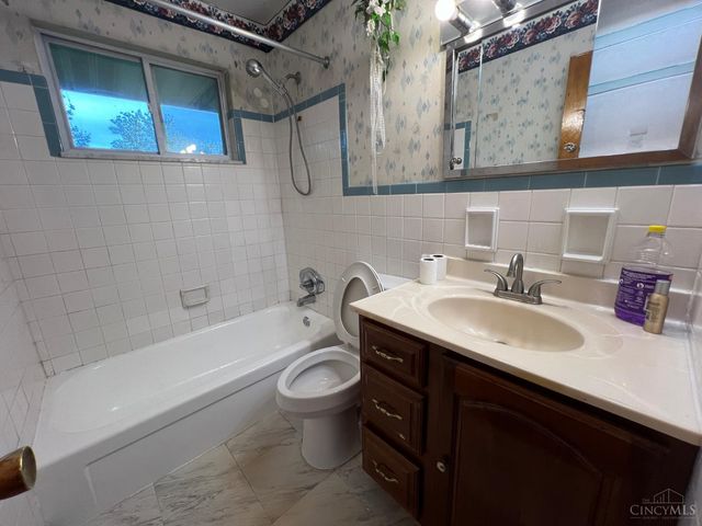 975 Glasgow Drive, Forest Park, OH 45240