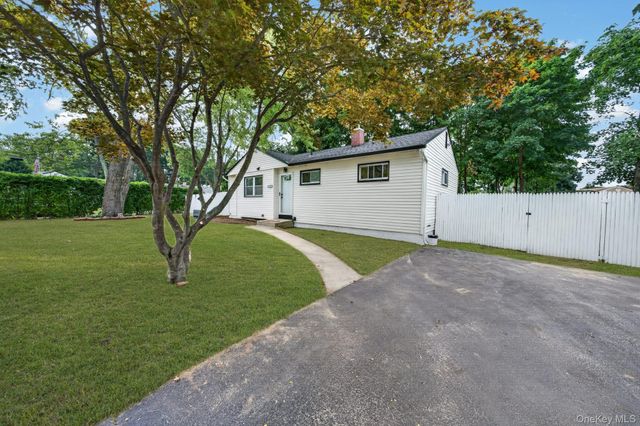 2602 Knickerbocker Avenue, Medford, NY 11763