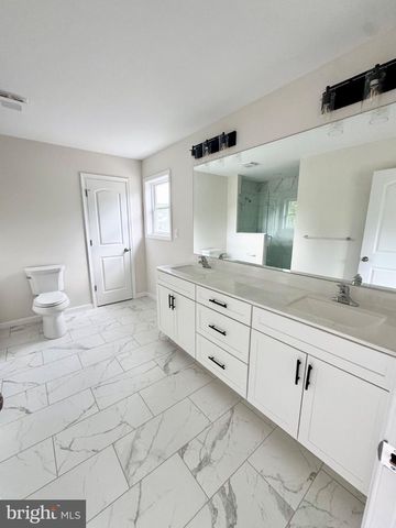 8 S LOCUST LN, Mechanicsburg, PA 17050