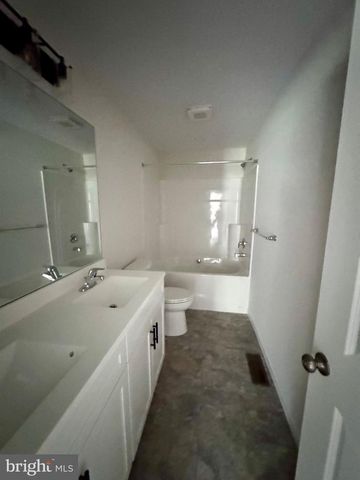 8 S LOCUST LN, Mechanicsburg, PA 17050