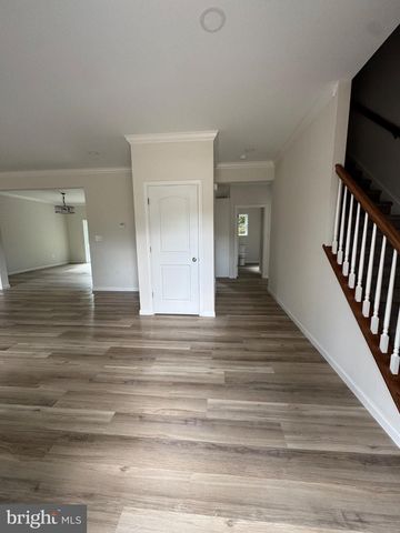 8 S LOCUST LN, Mechanicsburg, PA 17050