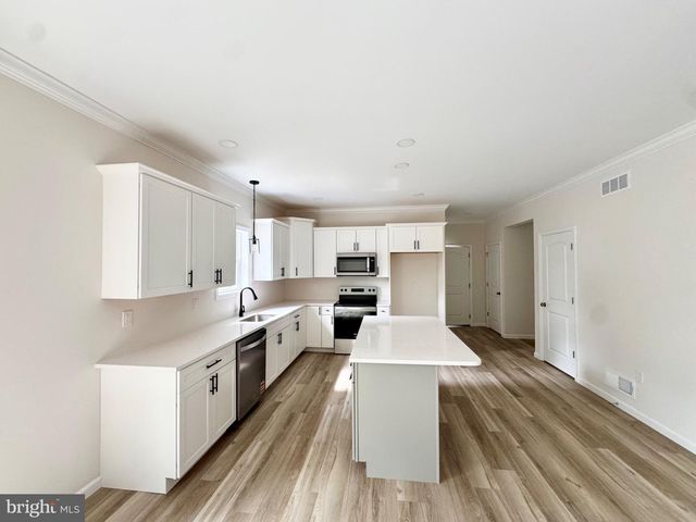 8 S LOCUST LN, Mechanicsburg, PA 17050