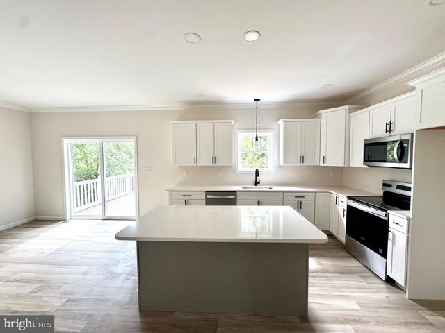 8 S LOCUST LN, Mechanicsburg, PA 17050
