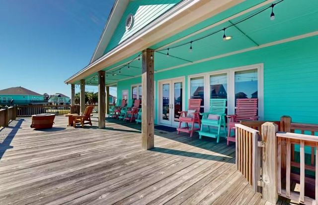 922 Palmridge Drive, Crystal Beach, TX 77650