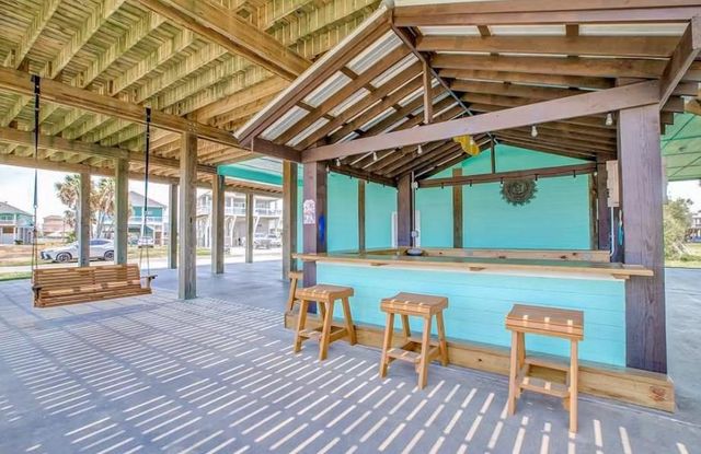 922 Palmridge Drive, Crystal Beach, TX 77650