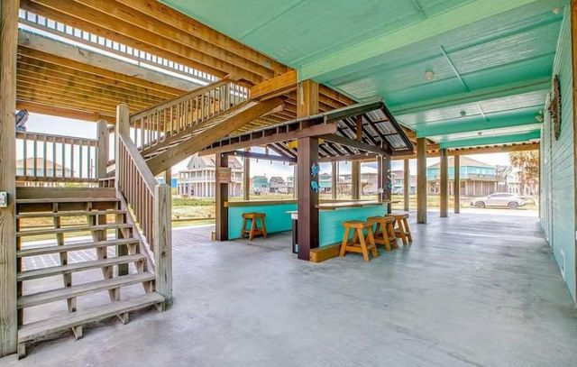 922 Palmridge Drive, Crystal Beach, TX 77650