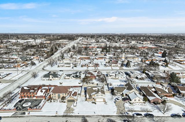 8732 W Surrey Park, Palos Hills, IL 60465