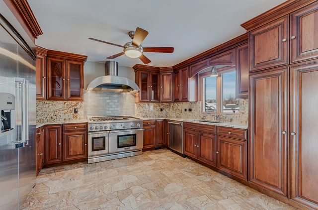 8732 W Surrey Park, Palos Hills, IL 60465