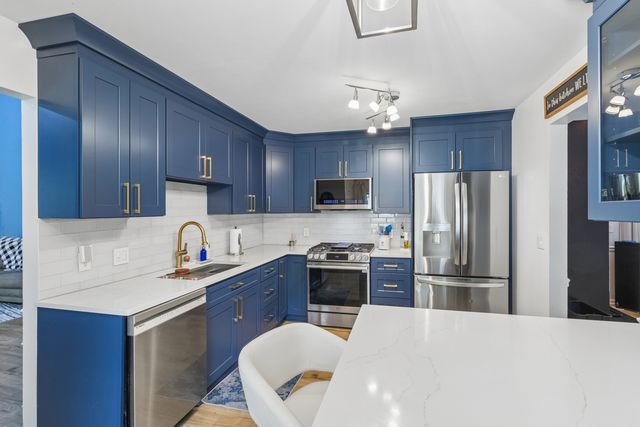 771 Covington Circle, Crystal Lake, IL 60014