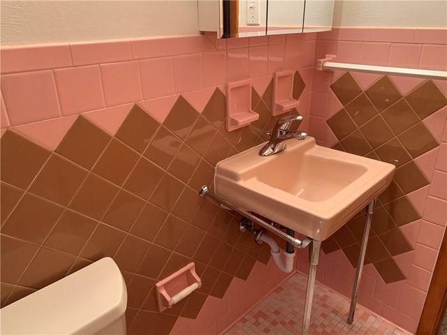 420 Grant Ave. Ext., West Mifflin, PA 15122