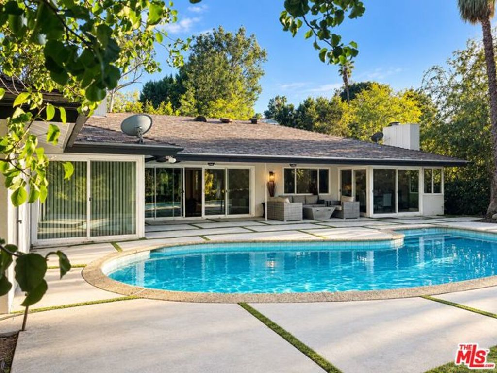 15701 Royal Ridge Road, Los Angeles, CA 91403
