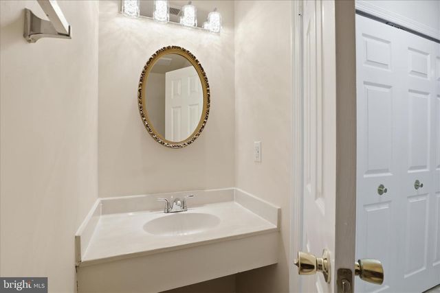 7594 WOODSTOWN DR, Springfield, VA 22153