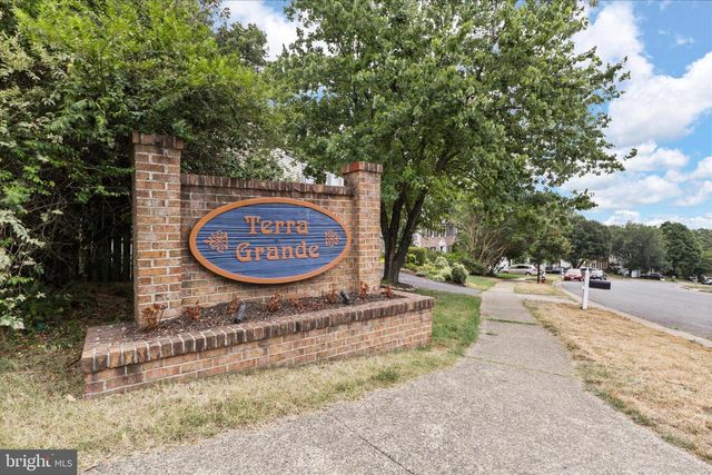 7594 WOODSTOWN DR, Springfield, VA 22153