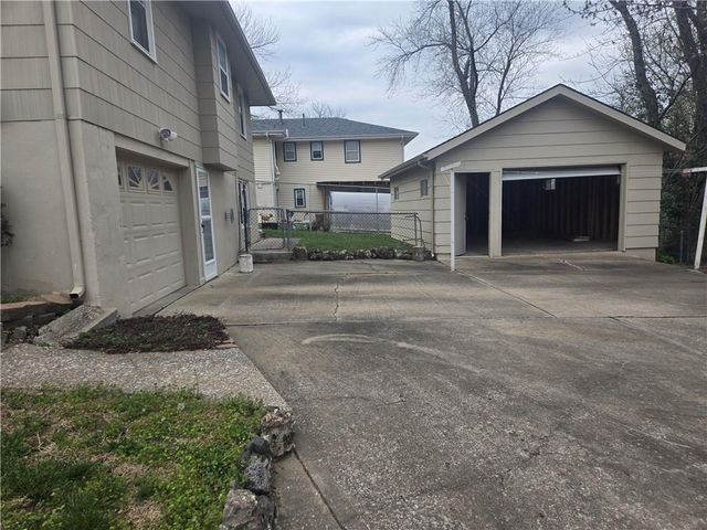 2435 S GLENWOOD Avenue, Independence, MO 64052