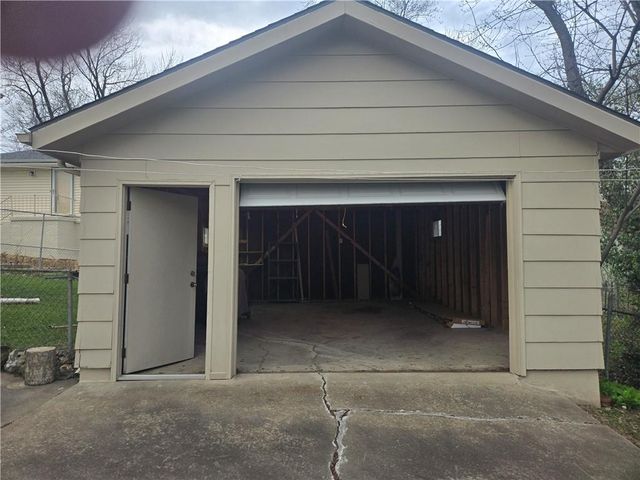 2435 S GLENWOOD Avenue, Independence, MO 64052