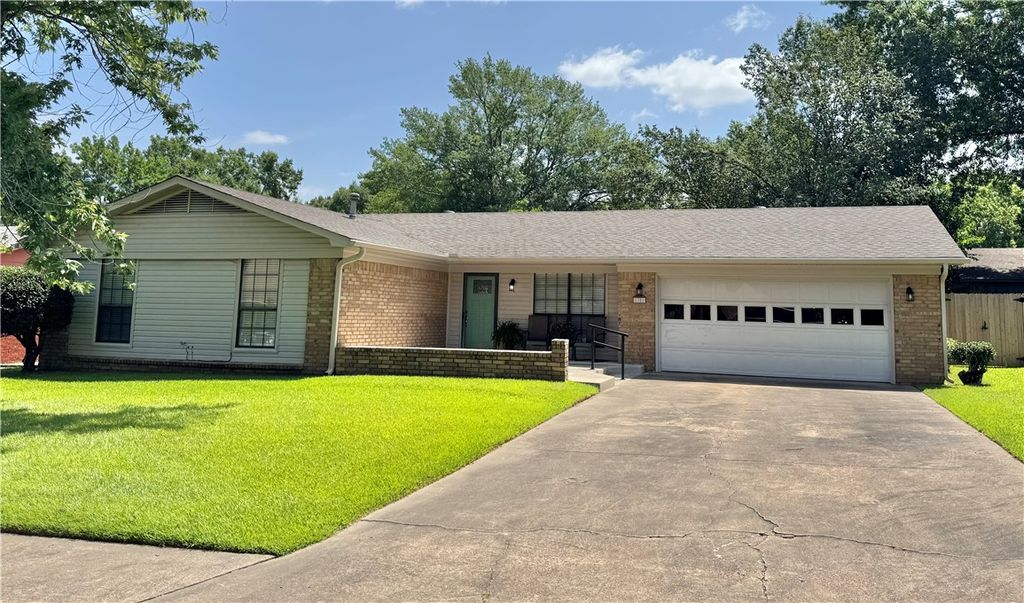1101 S LAREDO Avenue, Russellville, AR 72801