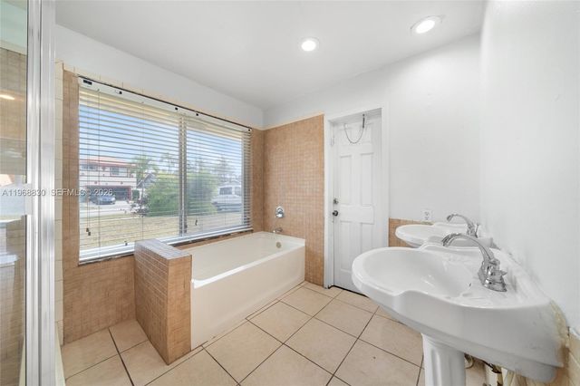 4231 NW 73rd Ave, Lauderhill, FL 33319