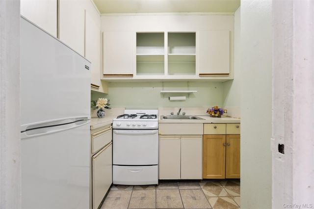 110-45 Queens Blvd 807, Forest Hills, NY 11375
