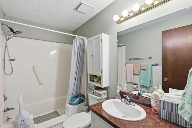 11148 Shoreline Drive, Leo, IN 46765