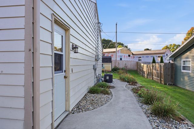 11148 Shoreline Drive, Leo, IN 46765